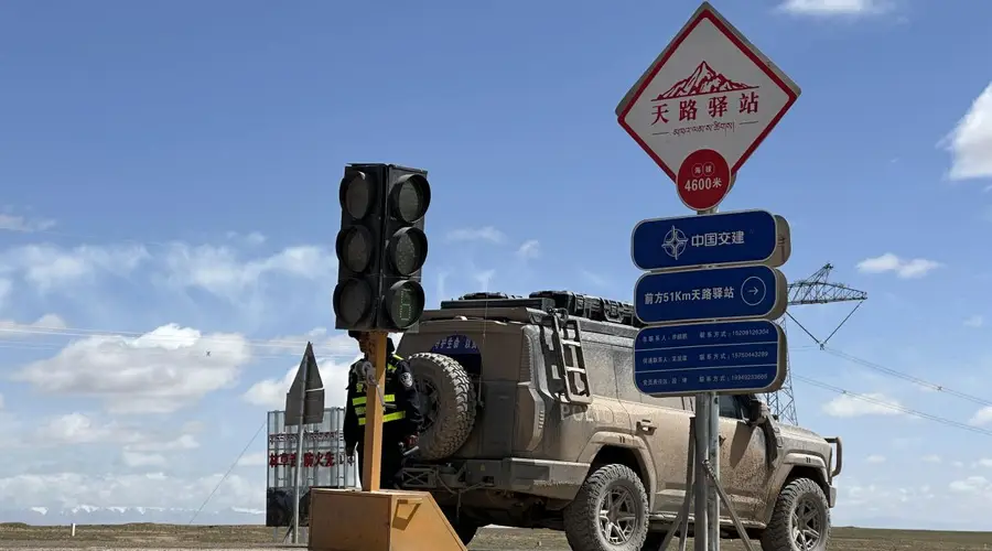 青藏公路五道梁段开启静音模式 护航藏羚羊带娃回迁过街