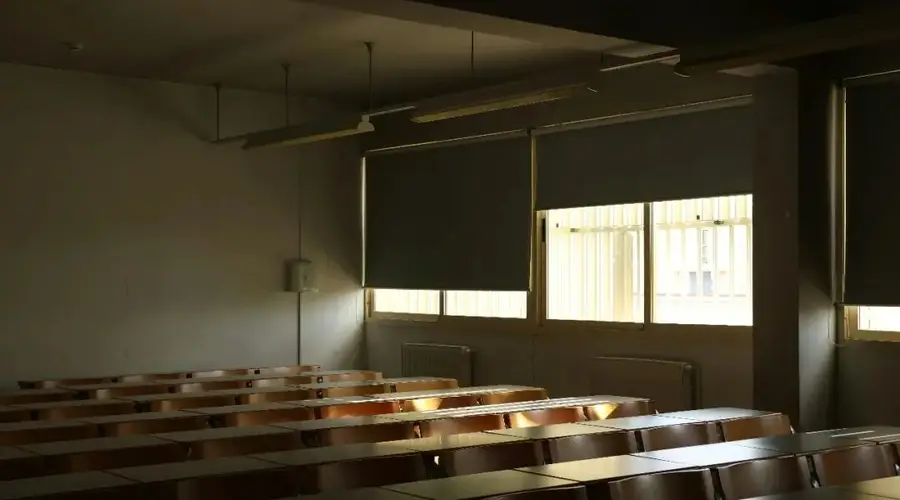 港大研究：2.7万名学生30个月追踪发现AI先影响尖子生