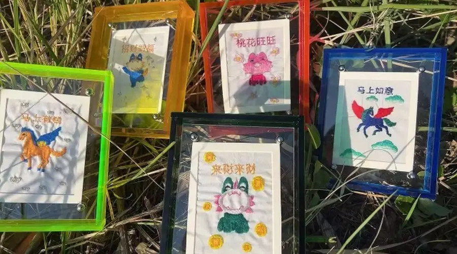 彝绣亮相时装周,非遗伴手礼凭个性设计圈粉年轻群体