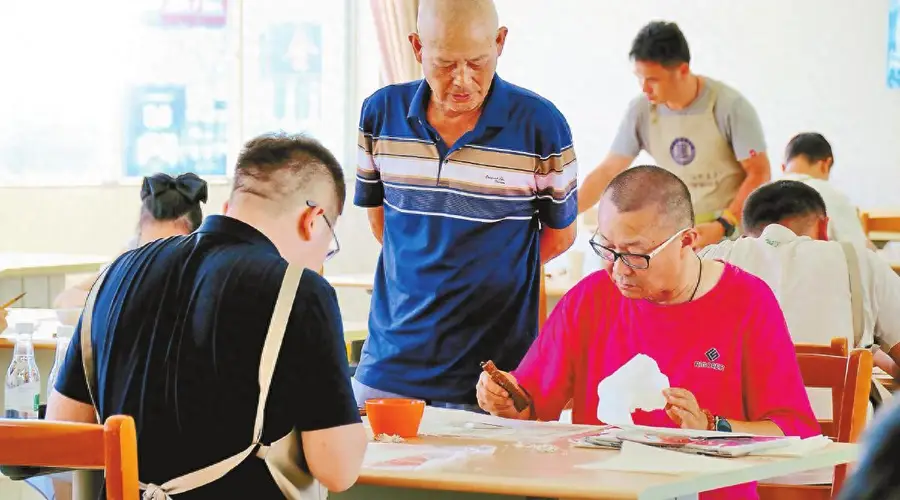 云南古籍修复师带领学员 一周修复569叶古籍