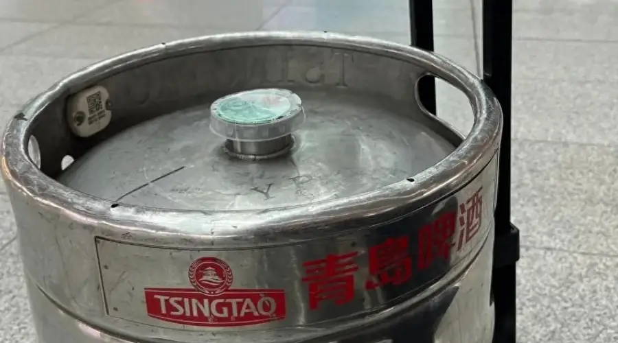青岛火车站拖铁桶扎啤返乡成今夏硬核伴手礼 快递量七日涨三成