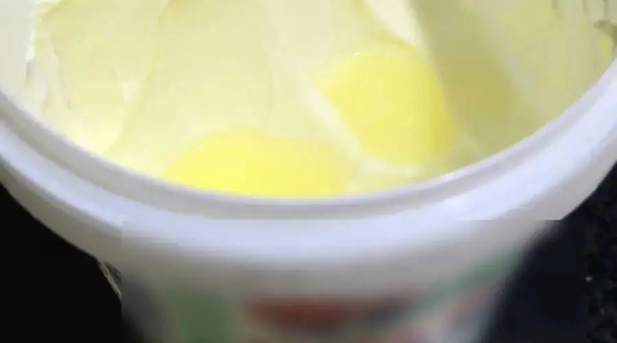 酸奶开封后冒黄水 能喝吗？乳清析出并不等于变质