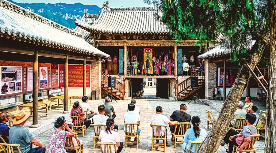 7月30日平顺县石城镇东庄村 古院戏台搭起戏曲文旅大集