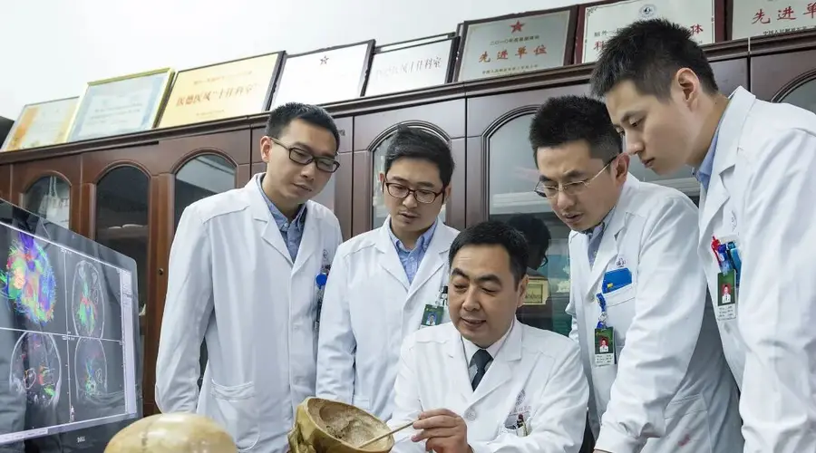 捧着颅骨标本做研究，这位军事医学专家曾荣立一等功！