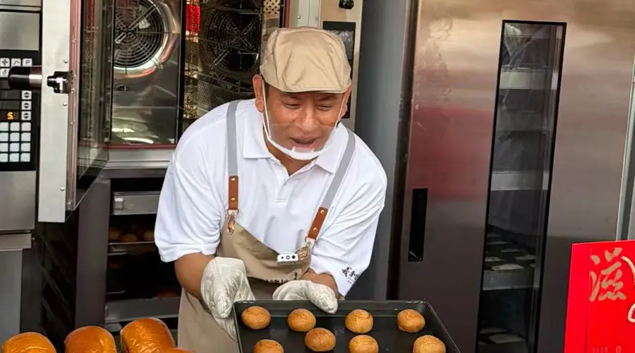 义利快闪店亮相中山公园金鱼文化节，推出现烤“自来红”月饼