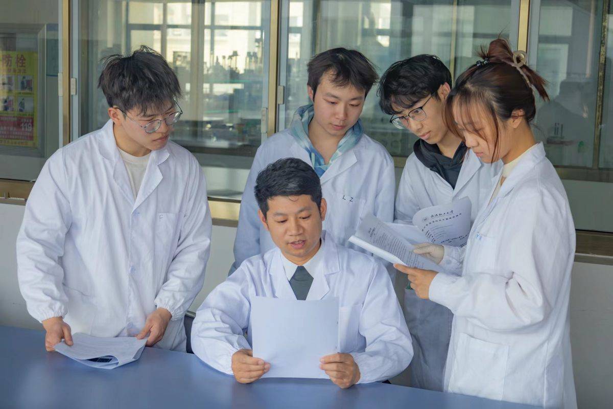 “这个专业容错率高！”武汉轻工大学食品专业凭“刚需”出圈，引考生家长现场深度考察