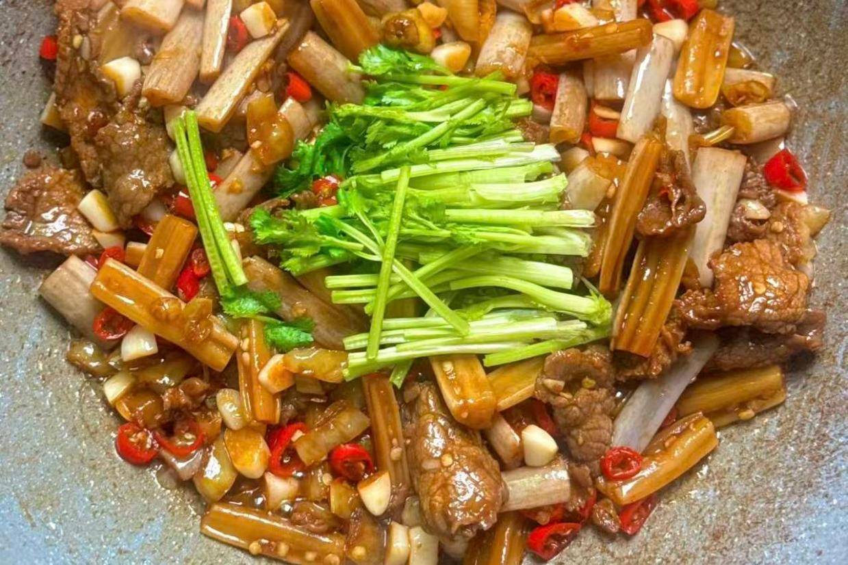 爱吃牛肉的朋友别划走呀，这道家常小炒藏着鲜酸开胃的好滋味