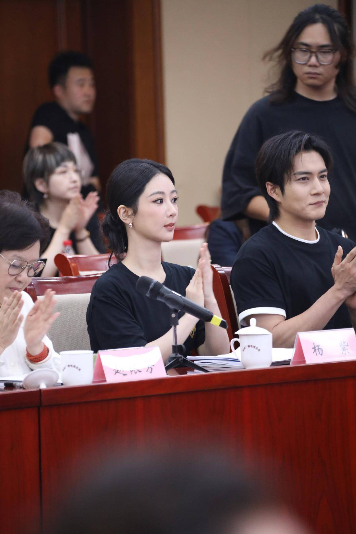 杨紫盘发造型温婉大气 亮相《家业》创作座谈会