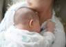 都说母乳是宝宝的“液态黄金”,好在哪里?新手妈妈如何开始? | 全国母乳喂养宣传日