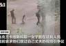 乌克兰一女子跪地哀求征兵人员放过丈夫，对方被曝索要5000美元后同意放人