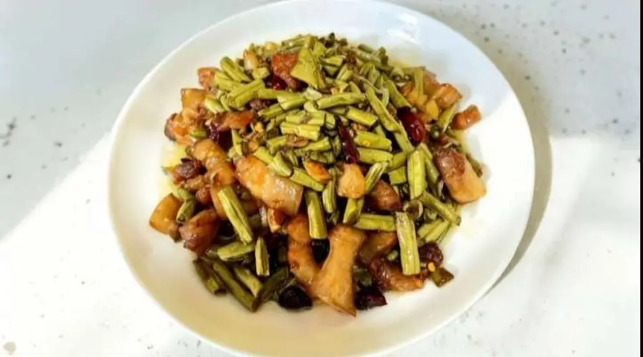 天热没胃口？试试这道酸豆角炒肉，有荤有素开胃解腻 下班做菜不用愁