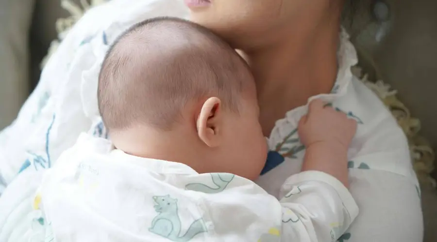 都说母乳是宝宝的“液态黄金”，好在哪里？新手妈妈如何开始？ | 全国母乳喂养宣传日