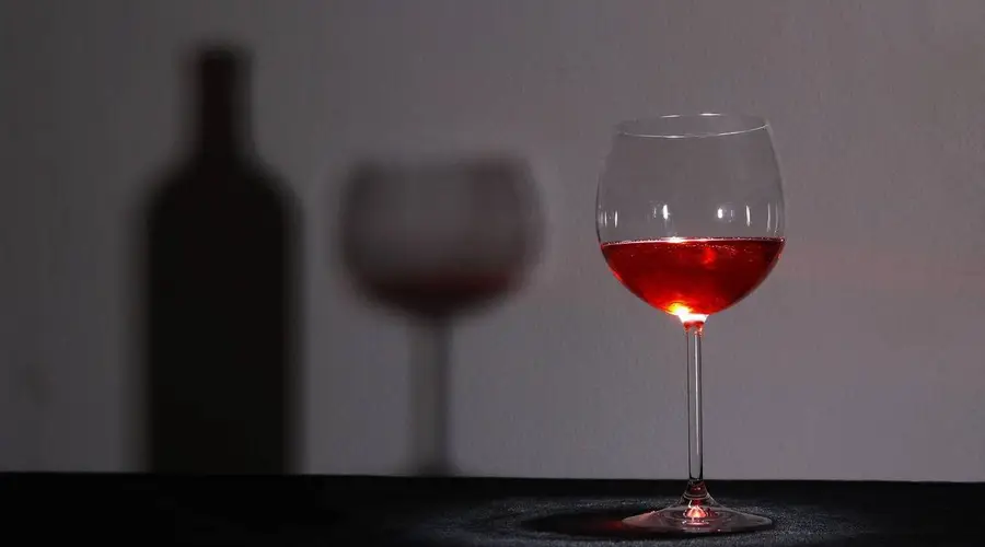 别再说女生只适合甜酒了:葡萄酒里最常见的口味偏见