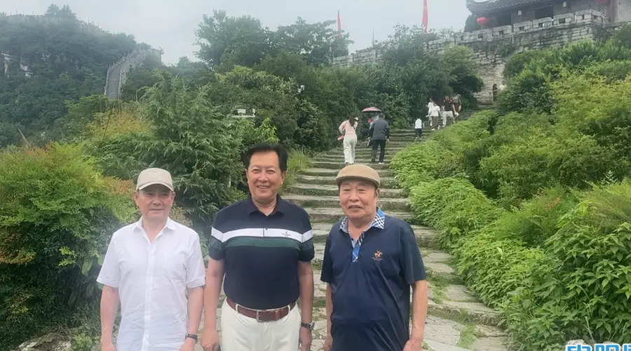 唐国强、王伍福、卢奇三位著名表演艺术家参观青岩古镇