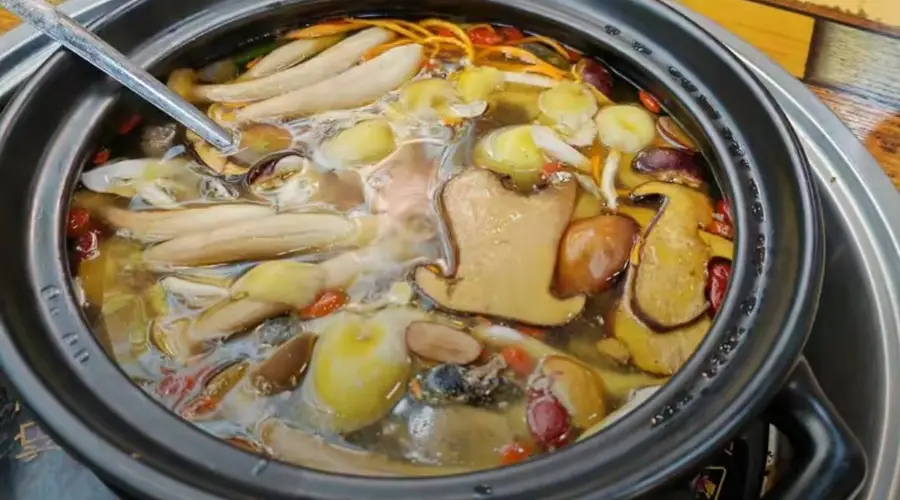 丽江旅行日记|在束河周边挖到一锅山野鲜,聊聊鲜云集和别家菌锅不一样的温柔