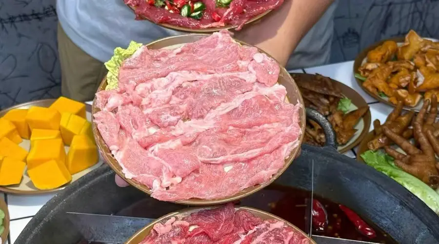 逛洪崖洞周边能找到什么样的本地特色火锅