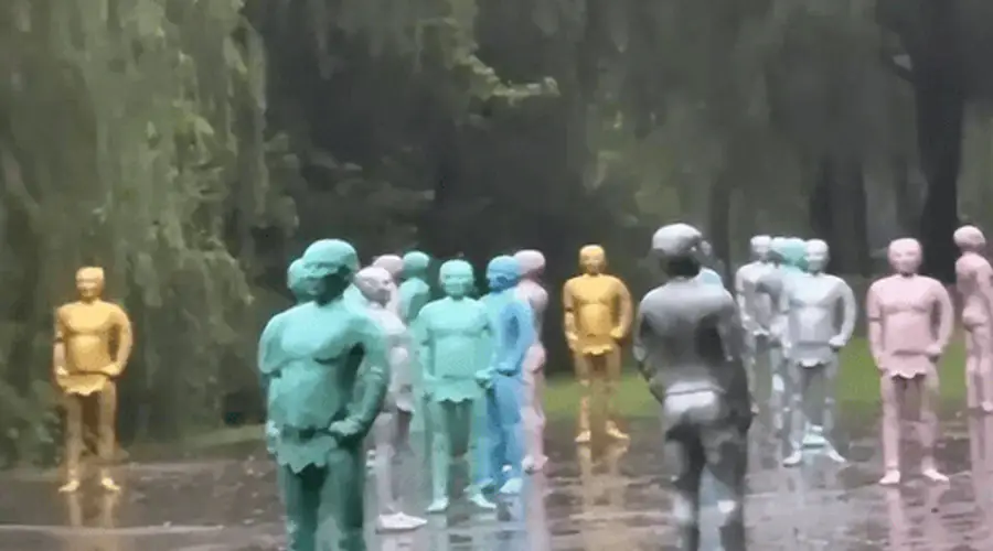 48 尊等身彩色人形雕塑引争议!上海东方绿舟游客称夜间诡异,景区解读国际艺术作品
