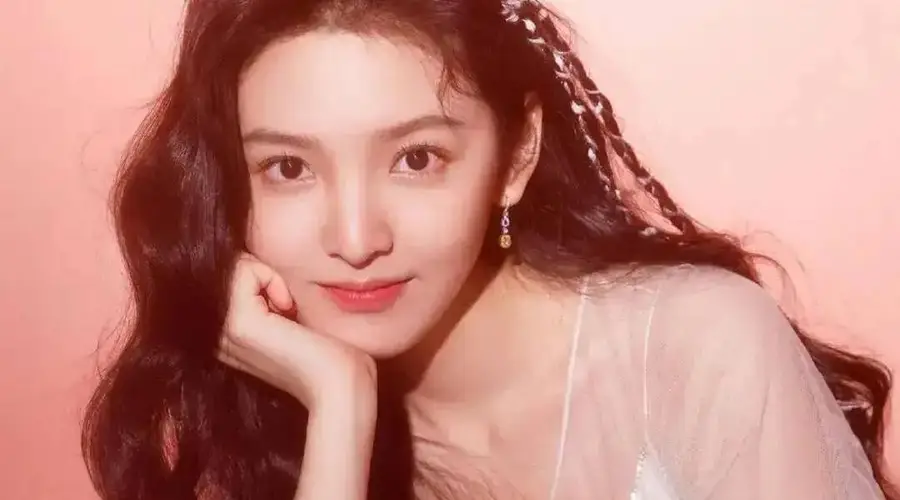 “光线一姐”章若楠清丽颜值美爆了!曼妙身材性感撩人