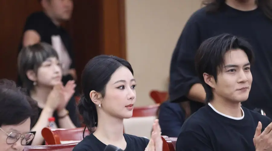 杨紫盘发造型温婉大气 亮相《家业》创作座谈会