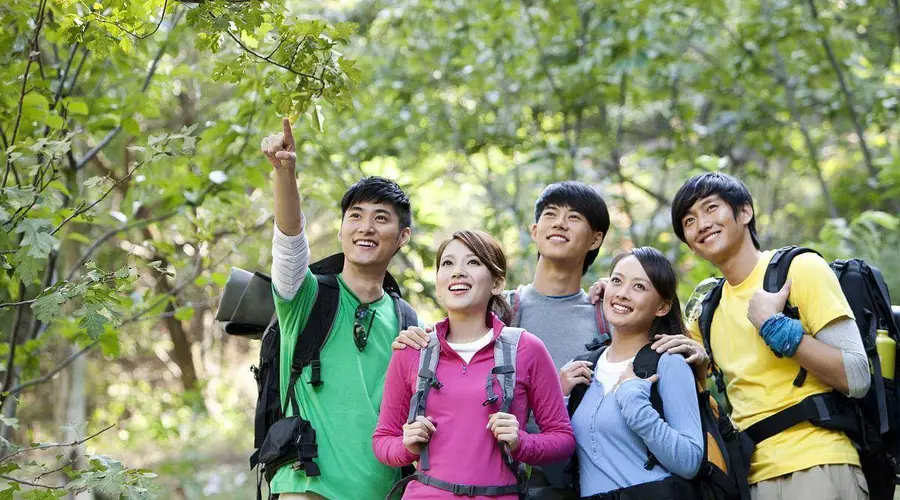 今日！社会出怪现象：明明现在经济不景气，可为什么旅游的人那么多？