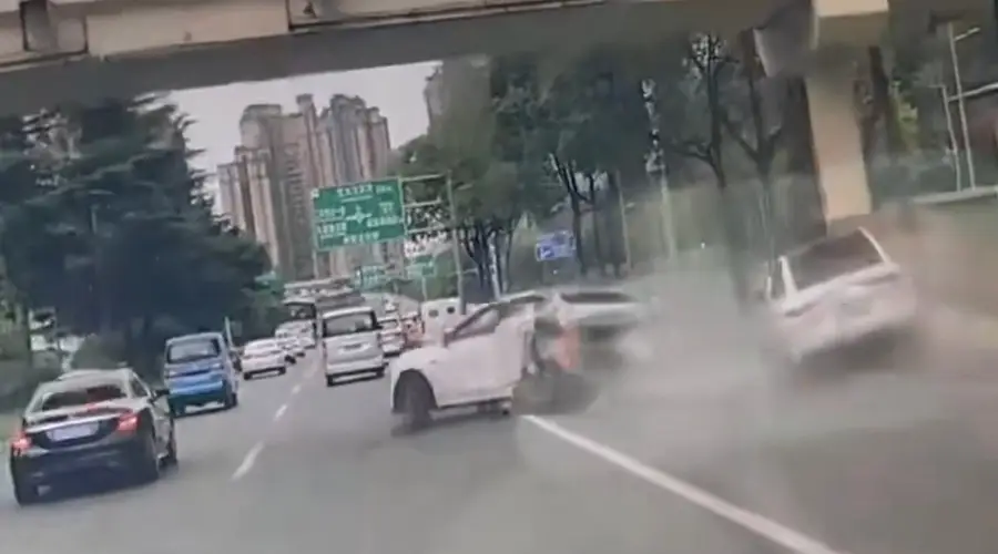 成都三环路被撞起火车主发声:被撞晕几秒后从车窗爬出逃生,是油电混动车