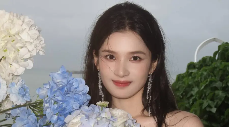 甜度满分！张婧仪《野狗骨头》花絮照手捧绣球笑容治愈