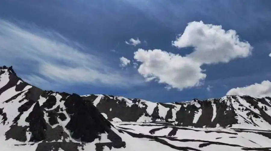 伊犁河谷四季秘境：从雪峰到草原的深度旅行图鉴