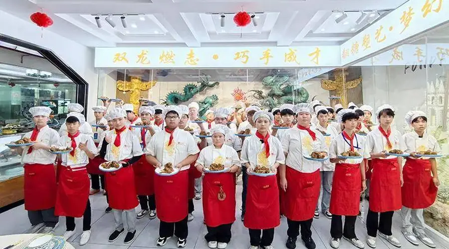 郑州北方烹饪学校学子慢炖酱香大骨 熬出舌尖硬菜真功夫