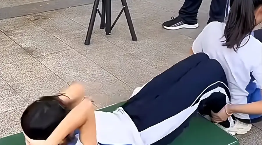 初三女生深夜备考体育搏命,10w网友怒赞却没人提醒穿运动内衣