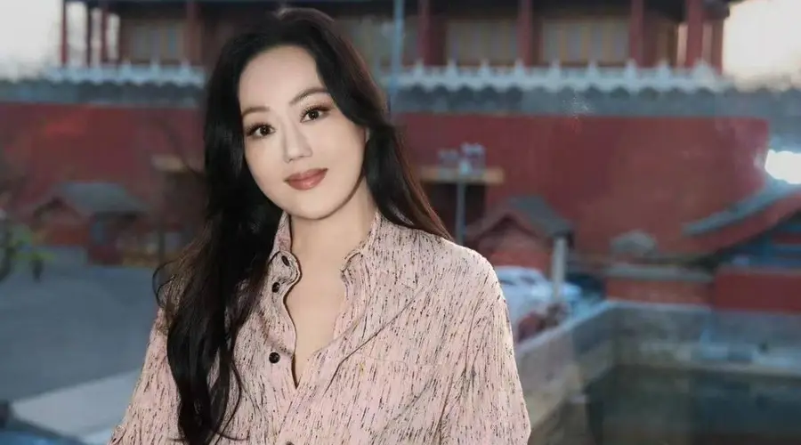 章小蕙62岁穿搭精髓:印花衬衫与连衣裙这样搭才显高级洋气