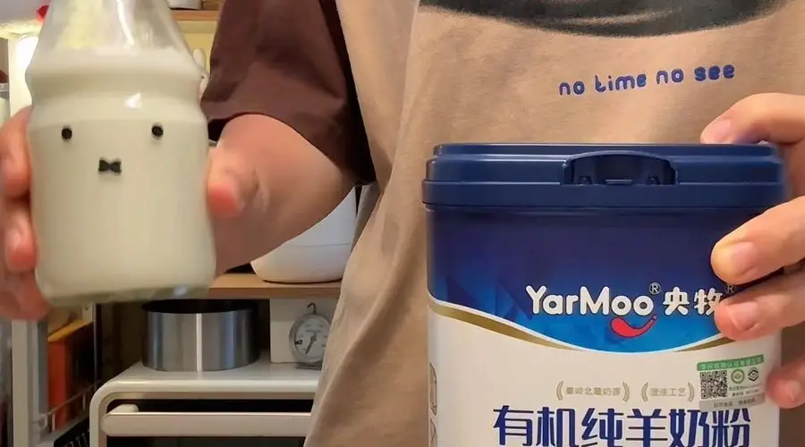 央牧小生活早八餐上新：鸡蛋牛油果三明治配羊奶抹茶拿铁