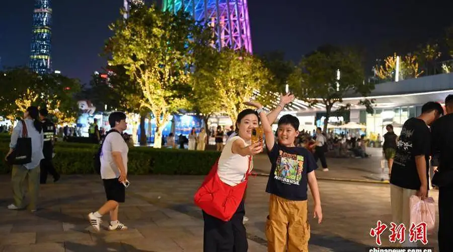 7月23日晚 广州塔夏夜流光溢彩成暑期热门打卡地