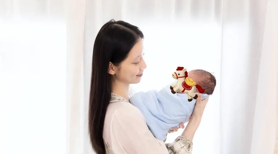演员孙伊涵晒照宣布当妈