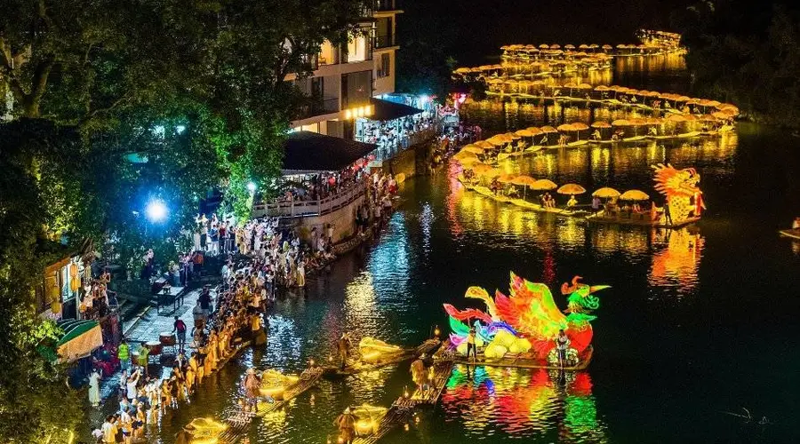 2026年7月25日晚 桂林阳朔遇龙河面龙凤巡游引游客观赏打卡