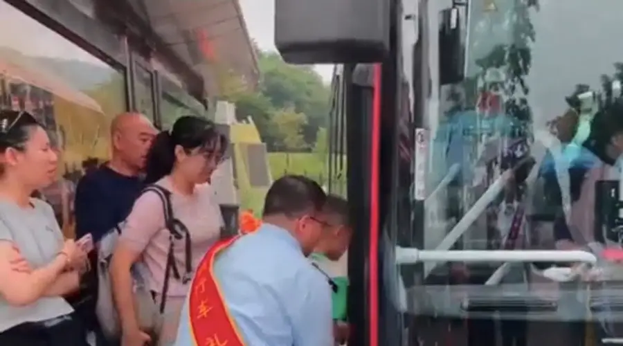 暑期大连涉旅公交线迎大客流 工作人员顶高温保障运营有序