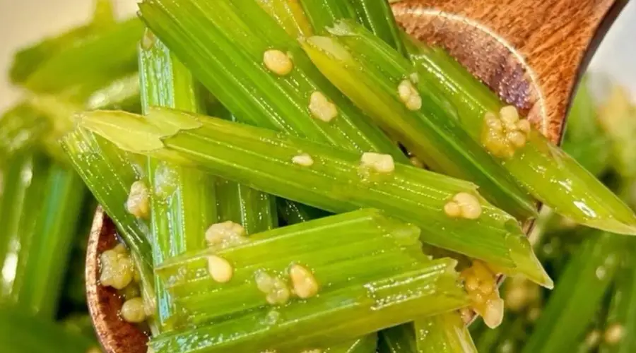 3分钟快手脆爽拌芹菜 夏日开胃小菜做法来了