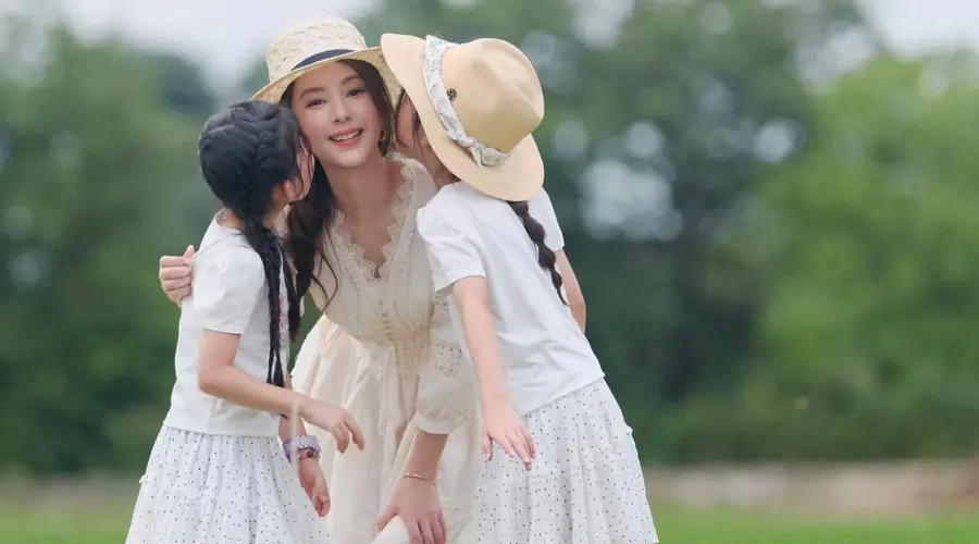 方媛晒乡间游玩随拍 穿白蕾丝裙戴草帽牵女儿漫步