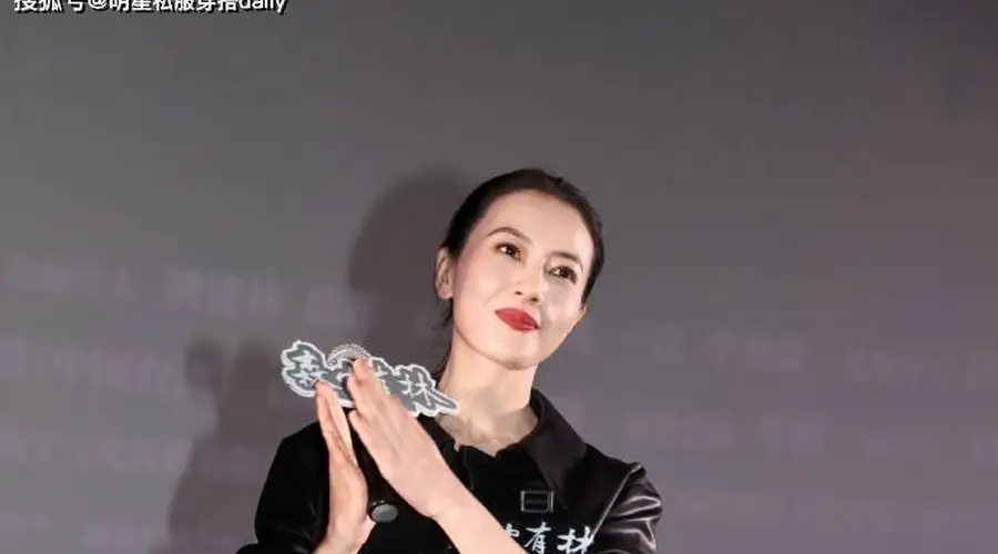 高圆圆贴头皮造型配皮衣流苏裙 熟龄穿搭尽显飒爽高级感
