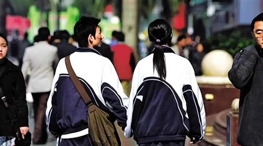 父亲回应孩子想赴男友家过夜的提醒，为家长的亲子相处提供了重要参考