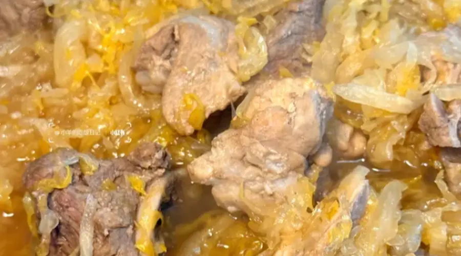 猪油煸炒老坛酸菜，慢煨大骨解锁地道东北味