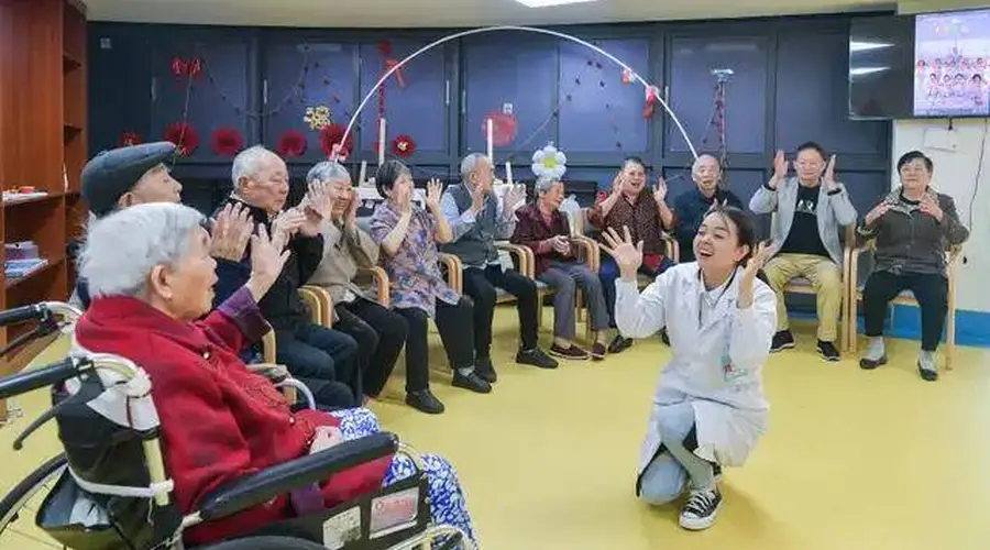 幼师转型护理员，幼儿园的尽头是养老院