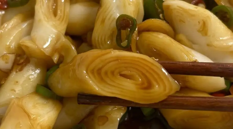辣椒酱拌肠粉做法:烫肠粉30秒调灵魂酱汁 简单快手超开胃