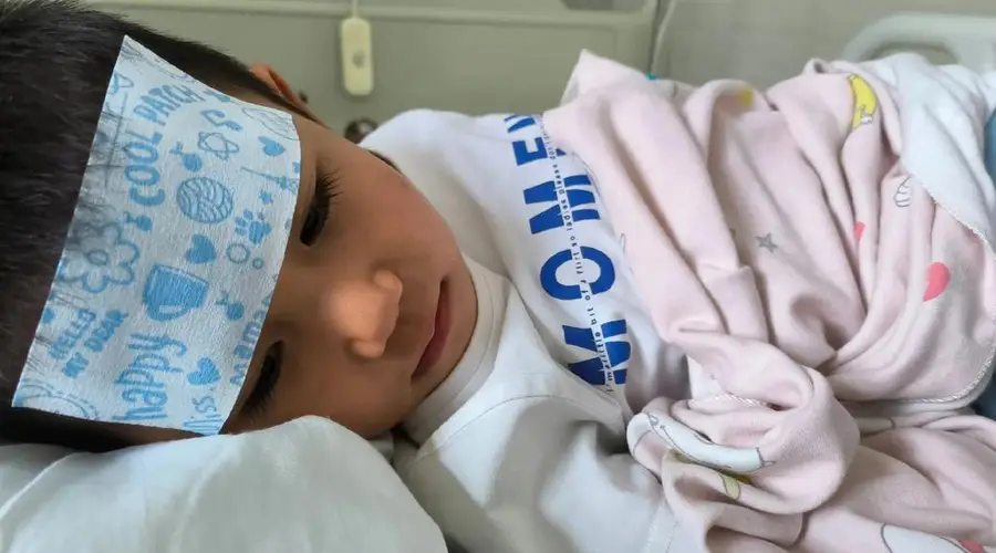 孩子发高烧,奶奶欲用白酒降温被妈妈拒绝,医生反夸妈妈做得好!