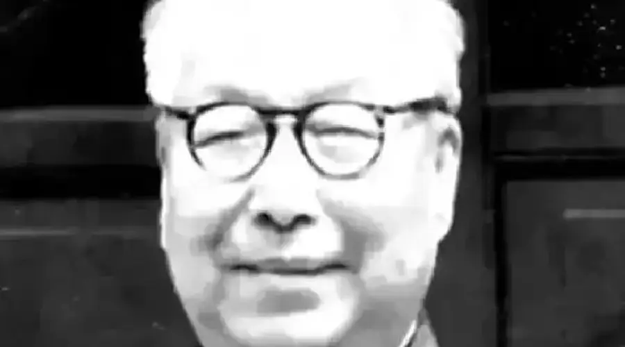 1988年农民朱海清在地里干农活,村长气喘吁吁跑来:“别干了,快回去,你家来了个大官!”1988年盛夏,河北兴隆县朱家沟的小山村突然炸开了锅。大中午,农民朱海清在地里满身大汗干活,锄头还没放稳,村长就喘着粗气跑来:“别干了,你家来大官了!”朱海清被这一嗓子吓愣了,老实一辈子,哪见过什么...