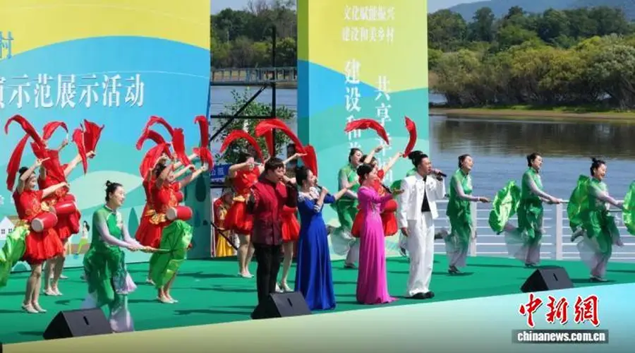 乌苏里江畔上演“农味”文化艺术展演活动