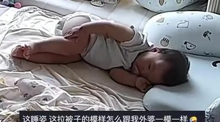 吹空调太冷，一岁宝宝自己盖被，还能自我哄睡！