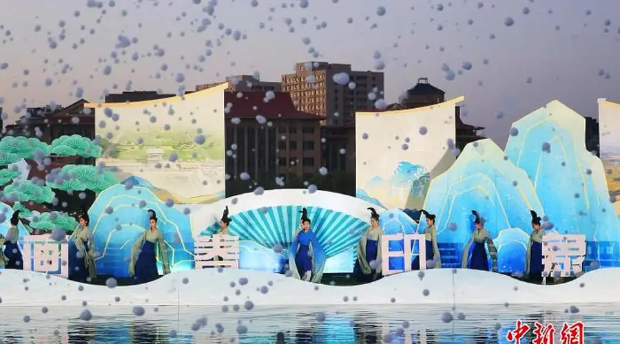 宁夏贺兰水上实景演出火爆出圈 湖畔光影丰富市民夏夜生活