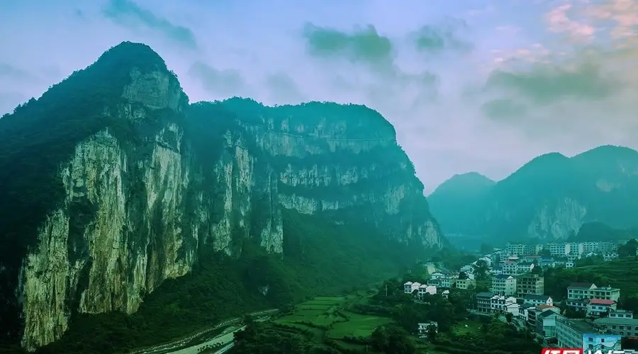 【每日一图@湖南】航拍涟源湄江风景区，看尽峡谷间的山河温柔