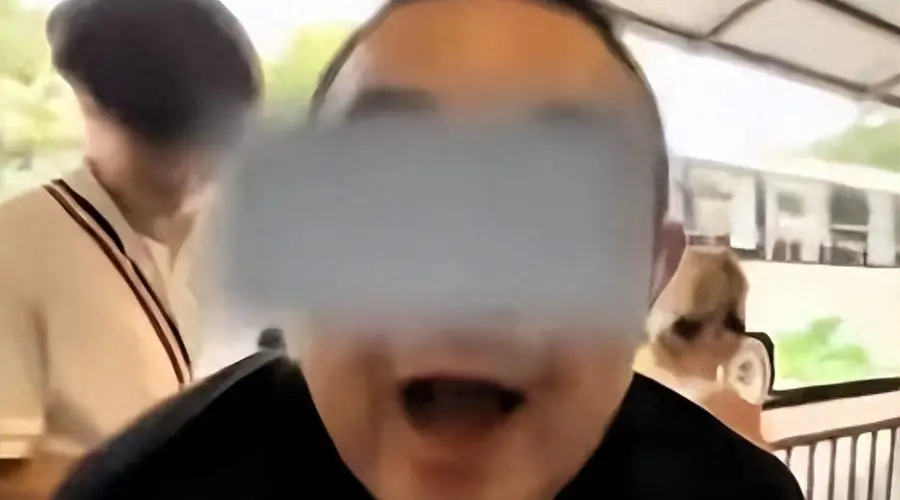 北京导游辱骂游客后续,拘留只是开胃菜,3重处罚下来,饭碗没了