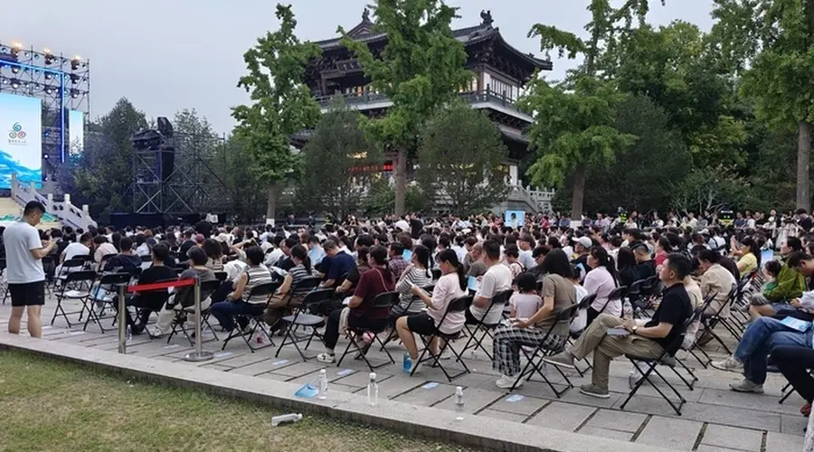 高举手机拍不停,外地游客称来济旅游偶遇泉水节很幸运